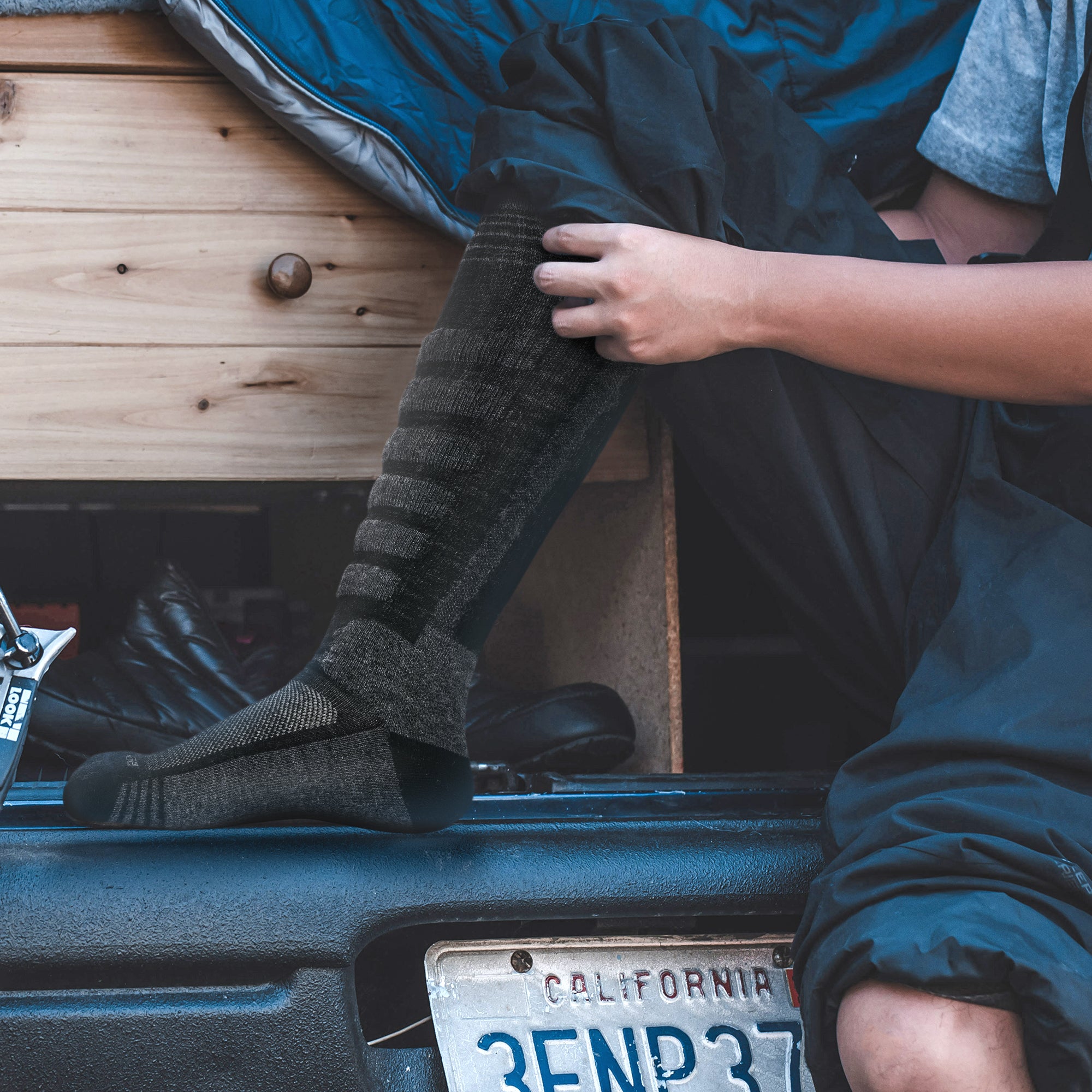 Ashland Midweight Merino Wool Ski & Snowboard Socks (Over the Calf, 1 Pair)